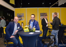 Bij Fakkert hebben ze vooralsnog 'geen klagen' over de huidige marktsituatie. Aan tafel: Jasper Schutte en Hans Wijens. Achter hen is Robert Fakkert in gesprek.